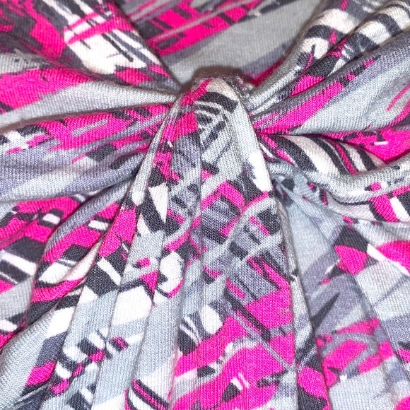 ⭐️Like NEW⭐️CHAUS💕Flattering V-Neck Top in Small - Picture 7 of 11